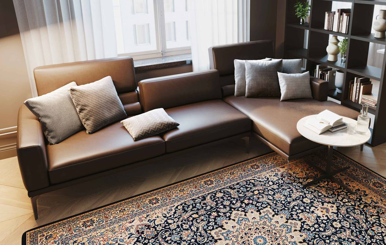 Il divano con penisola Upper di La Casa Moderna è rivestito in pelle in una “calda” tonalità di marrone che lo rende facile da accostare sia ad arredamenti contemporanei sia classici. È dotato di un comodo meccanismo di sollevamento degli schienali che ne aumenta il comfort. Misura L 287/157 x P 97 x H 72/95. Prezzo a partire da 4.250 euro. www.lacasamoderna.com Il divano con penisola Upper di La Casa Moderna è rivestito in pelle in una “calda” tonalità di marrone che lo rende facile da accostare sia ad arredamenti contemporanei sia classici. È dotato di un comodo meccanismo di sollevamento degli schienali che ne aumenta il comfort. Misura L 287/157 x P 97 x H 72/95. Prezzo a partire da 4.250 euro. www.lacasamoderna.com