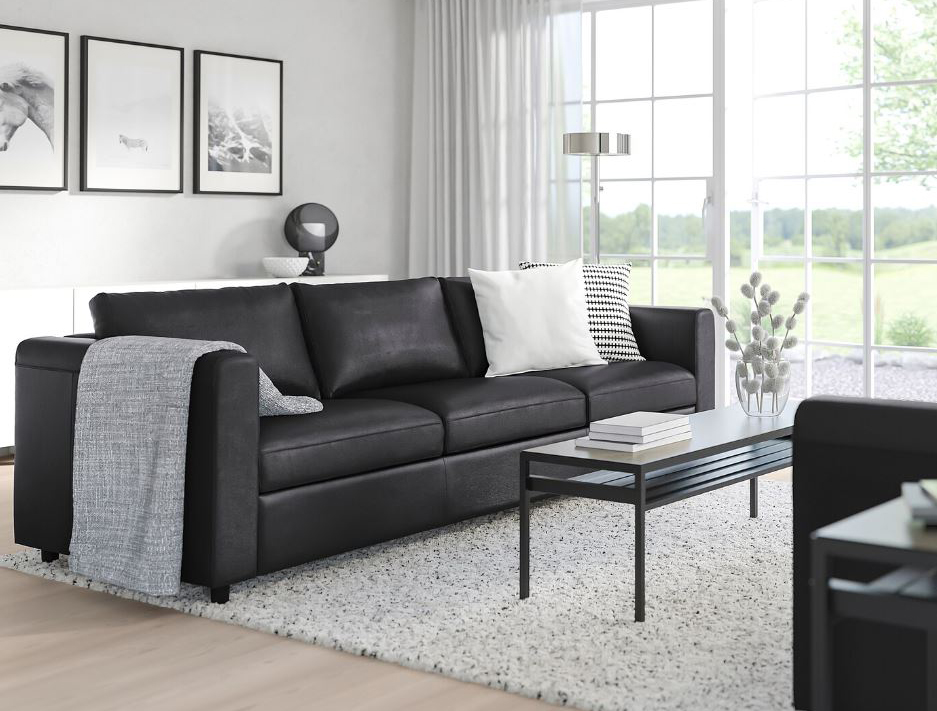 Una zona giorno black & white con il divano tre posti Vimle di Ikea Italia: è rivestito in fior di pelle bovina Grann tinta nera con superficie trattata, goffrata e pigmentata. I cuscini del sedile sono imbottititi i con schiuma ad alta resilienza che offre un buon supporto al corpo per il massimo comfort; i piedini sono realizzati in polipropilene. È garantito 10 anni. Misura L 242 x P 98 x H 80 cm. Prezzo 949 euro. www.ikea.com Una zona giorno black & white con il divano tre posti Vimle di Ikea Italia: è rivestito in fior di pelle bovina Grann tinta nera con superficie trattata, goffrata e pigmentata. I cuscini del sedile sono imbottititi i con schiuma ad alta resilienza che offre un buon supporto al corpo per il massimo comfort; i piedini sono realizzati in polipropilene. È garantito 10 anni. Misura L 242 x P 98 x H 80 cm. Prezzo 949 euro. www.ikea.com