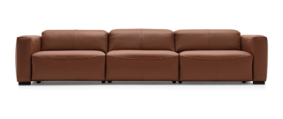 Ampio e accogliente il divano tre posti in pelle Wave di Calligaris che è personalizzabile nella composizione: è composto da grandi cuscini con un aspetto soft. Inoltre, è dotato di un meccanismo elettrificato che permette facilmente di cambiare l’inclinazione dello schienale e di alzare le gambe. Il poggiatesta di serie si alza manualmente e completa il comfort della seduta, infatti permette di passare da una seduta verticale più formale a una posizione reclinata per il relax. Misura L 220 x P 112 x H 74/101 cm. Prezzo 3.057 euro. www.calligaris.com Ampio e accogliente il divano tre posti in pelle Wave di Calligaris che è personalizzabile nella composizione: è composto da grandi cuscini con un aspetto soft. Inoltre, è dotato di un meccanismo elettrificato che permette facilmente di cambiare l’inclinazione dello schienale e di alzare le gambe. Il poggiatesta di serie si alza manualmente e completa il comfort della seduta, infatti permette di passare da una seduta verticale più formale a una posizione reclinata per il relax. Misura L 220 x P 112 x H 74/101 cm. Prezzo 3.057 euro. www.calligaris.com