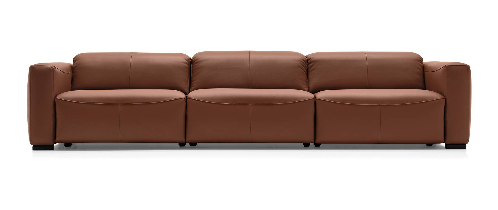 Ampio e accogliente il divano tre posti in pelle Wave di Calligaris che è personalizzabile nella composizione: è composto da grandi cuscini con un aspetto soft. Inoltre, è dotato di un meccanismo elettrificato che permette facilmente di cambiare l’inclinazione dello schienale e di alzare le gambe. Il poggiatesta di serie si alza manualmente e completa il comfort della seduta, infatti permette di passare da una seduta verticale più formale a una posizione reclinata per il relax. Misura L 220 x P 112 x H 74/101 cm. Prezzo 3.057 euro. www.calligaris.com Ampio e accogliente il divano tre posti in pelle Wave di Calligaris che è personalizzabile nella composizione: è composto da grandi cuscini con un aspetto soft. Inoltre, è dotato di un meccanismo elettrificato che permette facilmente di cambiare l’inclinazione dello schienale e di alzare le gambe. Il poggiatesta di serie si alza manualmente e completa il comfort della seduta, infatti permette di passare da una seduta verticale più formale a una posizione reclinata per il relax. Misura L 220 x P 112 x H 74/101 cm. Prezzo 3.057 euro. www.calligaris.com