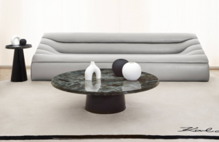 Un design innovativo per il modello della collezione Wellen di Karl Lagerfeld Maison che è caratterizzato da una linea fluida e dalla presenza di morbide onde sul rivestimento in pelle chiara. È disponibile in diverse dimensioni. Prezzo su richiesta. www.karllagerfeldmaison.com Un design innovativo per il modello della collezione Wellen di Karl Lagerfeld Maison che è caratterizzato da una linea fluida e dalla presenza di morbide onde sul rivestimento in pelle chiara. È disponibile in diverse dimensioni. Prezzo su richiesta. www.karllagerfeldmaison.com