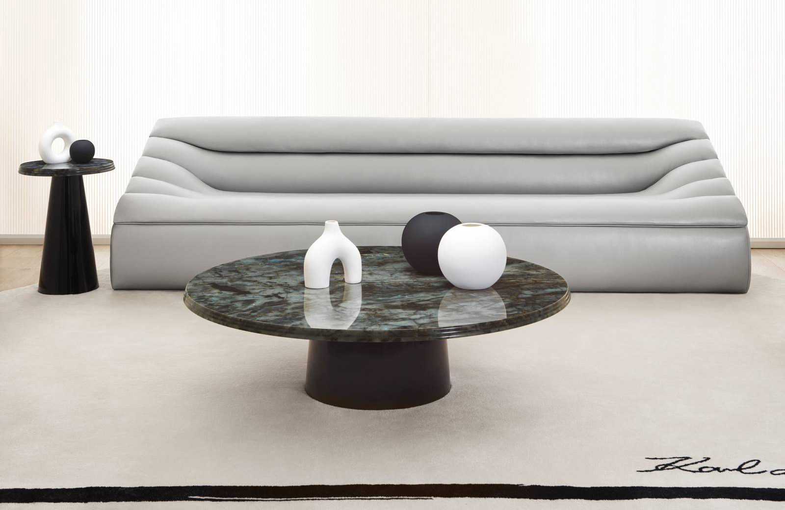 Un design innovativo per il modello della collezione Wellen di Karl Lagerfeld Maison che è caratterizzato da una linea fluida e dalla presenza di morbide onde sul rivestimento in pelle chiara. È disponibile in diverse dimensioni. Prezzo su richiesta. www.karllagerfeldmaison.com Un design innovativo per il modello della collezione Wellen di Karl Lagerfeld Maison che è caratterizzato da una linea fluida e dalla presenza di morbide onde sul rivestimento in pelle chiara. È disponibile in diverse dimensioni. Prezzo su richiesta. www.karllagerfeldmaison.com