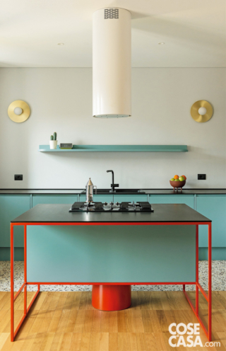 Un'isola che fa da corredo alle basi in linea,
e che contiene i fuochi, è sistemata verso il tavolo
da pranzo per favorire il contatto con gli ospiti. Disegnata dagli architetti e realizzata su misura da Alchimia
(www.alchimiahome.it), ha la struttura in metallo laccato
e il top in PaperStone®. Cappa Faber
(www.faberspa.com); caffettiera Alessi (alessi.com).