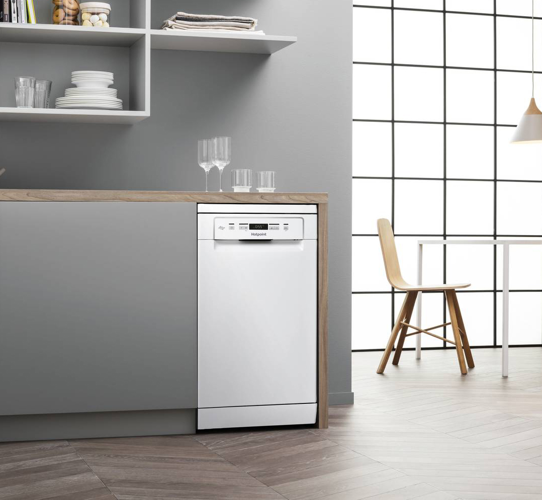 Il cestello regolabile della lavastoviglie HSFC 3T127 C di Hotpoint garantisce il massimo della flessibilità quando si inserisce il carico. Per 10 coperti con motore Inverter silenzioso e attento ai risparmi, ha ciclo silenzioso che riduce il livello di emissione di rumore di 1 dba per non disturbare di notte. In classe E, consuma 9 litri di acqua a ciclo. Misura L 45 x P 59 x H 85 cm. Prezzo 549 euro. http://www.hotpoint.it Il cestello regolabile della lavastoviglie HSFC 3T127 C di Hotpoint garantisce il massimo della flessibilità quando si inserisce il carico. Per 10 coperti con motore Inverter silenzioso e attento ai risparmi, ha ciclo silenzioso che riduce il livello di emissione di rumore di 1 dba per non disturbare di notte. In classe E, consuma 9 litri di acqua a ciclo. Misura L 45 x P 59 x H 85 cm. Prezzo 549 euro. http://www.hotpoint.it