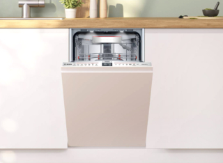 In classe B la lavastoviglie a incasso a scomparsa totale Serie 6 SPV6YMX08E di Bosch lava fino a 10 coperti. Offre la massima flessibilità con i cestelli VarioFlex Pro e VarioDrawer Pro, regolabili a piacere e grazie alla tecnologia PerfectDry con Zeolite vengono garantiti risultati di asciugatura impeccabili, anche sulla plastica. Gestibile da App. ha due luci interne a led per una migliore visibilità. Misura L 45 x P 55 x H 82-90 cm. Prezzo 1.523 euro. http://www.bosch-home.com/it/ In classe B la lavastoviglie a incasso a scomparsa totale Serie 6 SPV6YMX08E di Bosch lava fino a 10 coperti. Offre la massima flessibilità con i cestelli VarioFlex Pro e VarioDrawer Pro, regolabili a piacere e grazie alla tecnologia PerfectDry con Zeolite vengono garantiti risultati di asciugatura impeccabili, anche sulla plastica. Gestibile da App. ha due luci interne a led per una migliore visibilità. Misura L 45 x P 55 x H 82-90 cm. Prezzo 1.523 euro. http://www.bosch-home.com/it/