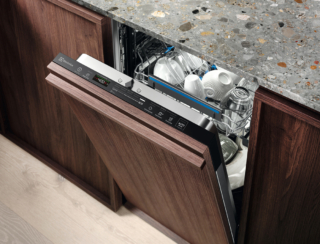 La lavastoviglie integrata totale Serie 700 GlassCare EEG62310L di Electrolux lava per 9 coperti ed è in classe energetica D. L'interfaccia QuickSelect di cui è dotata fornisce, attraverso un pratico e intuitivo Ecometro, un riscontro immediato relativo ai consumi idrici ed energetici del programma selezionato. Ha anche tecnologia SatelliteClean® con cinque livelli di lavaggio, che assicura una perfetta pulizia indipendentemente da come sono state caricate le stoviglie, e tecnologia AirDry, che fa sì che lo sportello si apra automaticamente dieci minuti prima della conclusione del ciclo di lavaggio, permettendo all’aria di circolare nel vano e di asciugare perfettamente piatti, pentole e bicchieri. Misura L 45 x P 55 x H 82-90 cm. Prezzo 869,99 euro. http://www.electrolux.it La lavastoviglie integrata totale Serie 700 GlassCare EEG62310L di Electrolux lava per 9 coperti ed è in classe energetica D. L'interfaccia QuickSelect di cui è dotata fornisce, attraverso un pratico e intuitivo Ecometro, un riscontro immediato relativo ai consumi idrici ed energetici del programma selezionato. Ha anche tecnologia SatelliteClean® con cinque livelli di lavaggio, che assicura una perfetta pulizia indipendentemente da come sono state caricate le stoviglie, e tecnologia AirDry, che fa sì che lo sportello si apra automaticamente dieci minuti prima della conclusione del ciclo di lavaggio, permettendo all’aria di circolare nel vano e di asciugare perfettamente piatti, pentole e bicchieri. Misura L 45 x P 55 x H 82-90 cm. Prezzo 869,99 euro. http://www.electrolux.it