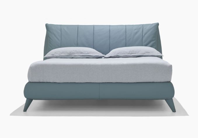 Letto Virgola di Alto con rivestimento in pelle azzurra. www.altolettitessili.it Letto Virgola di Alto con rivestimento in pelle azzurra. www.altolettitessili.it