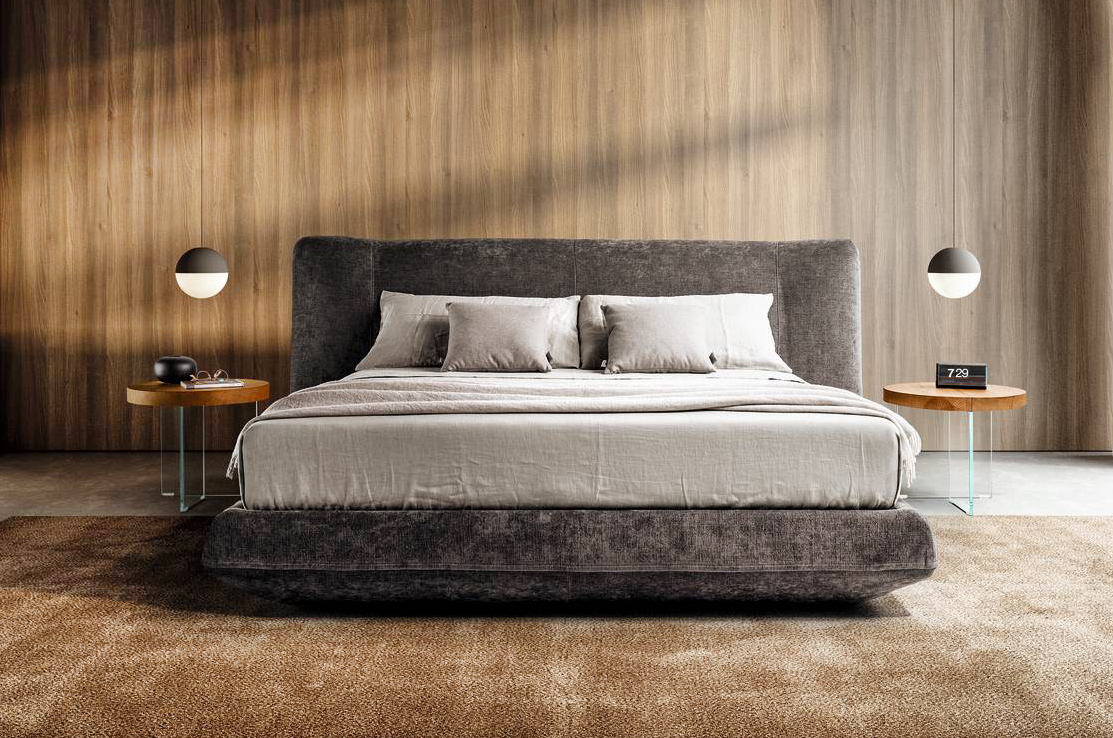 Una grande testiera sagomata che ricorda un cuscino per il letto contenitore Bed-In di Lago che ha una forma ergonomica. Le cuciture sartoriali impreziosiscono il rivestimento con una particolare sagomatura svasata nella parte inferiore che lo rende leggero e dinamico. Misura L 220 x P 239 x H 93 cm. Prezzo su richiesta. www.lago.it Una grande testiera sagomata che ricorda un cuscino per il letto contenitore Bed-In di Lago che ha una forma ergonomica. Le cuciture sartoriali impreziosiscono il rivestimento con una particolare sagomatura svasata nella parte inferiore che lo rende leggero e dinamico. Misura L 220 x P 239 x H 93 cm. Prezzo su richiesta. www.lago.it