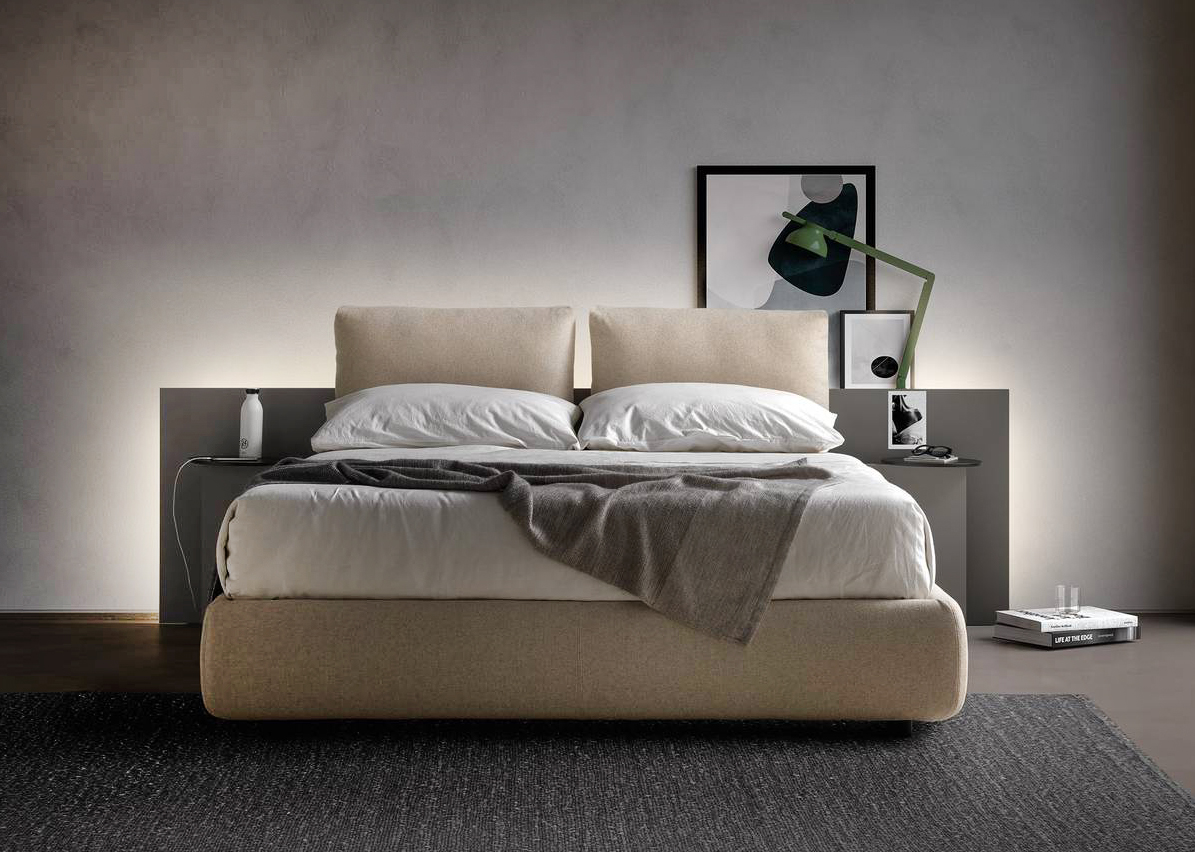 Il letto nella versione con box contenitore Let’space di Caccaro può essere personalizzato, come un abito sartoriale, sia nelle dimensioni sia nelle finiture. La testiera è dotata di un vano su cui appoggiare fotografie, libri, riviste e molto altro; inoltre sul retro è possibile installare una schiena luminosa che diffonde una morbida luce ambientale. Misura L 260 x P 235 x H 97 cm. Prezzo 4.500 euro + IVA. www.caccaro.com Il letto nella versione con box contenitore Let’space di Caccaro può essere personalizzato, come un abito sartoriale, sia nelle dimensioni sia nelle finiture. La testiera è dotata di un vano su cui appoggiare fotografie, libri, riviste e molto altro; inoltre sul retro è possibile installare una schiena luminosa che diffonde una morbida luce ambientale. Misura L 260 x P 235 x H 97 cm. Prezzo 4.500 euro + IVA. www.caccaro.com