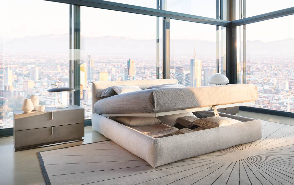 Il rivestimento sfoderabile del letto con base contenitore Merkurio di Flou è disponibile in tessuto o in pelle. La ricca imbottitura ne accentua la morbidezza e il comfort. Misura L 185 x P 223 x H 89 cm. Prezzo 3.210 euro (con rivestimento tessuto categoria base, escluso materasso e biancheria). www.flou.it Il rivestimento sfoderabile del letto con base contenitore Merkurio di Flou è disponibile in tessuto o in pelle. La ricca imbottitura ne accentua la morbidezza e il comfort. Misura L 185 x P 223 x H 89 cm. Prezzo 3.210 euro (con rivestimento tessuto categoria base, escluso materasso e biancheria). www.flou.it