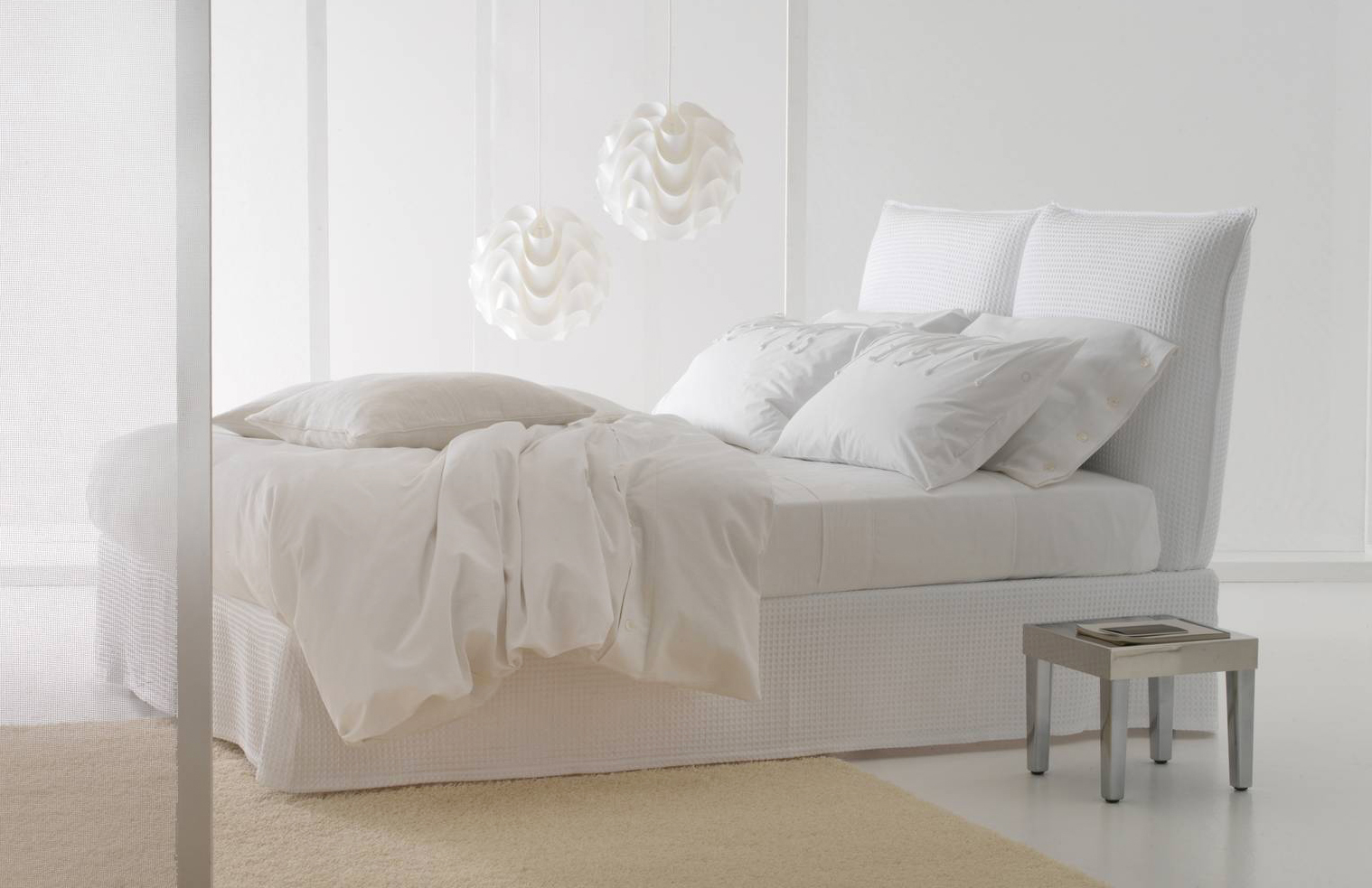 Una linea classica e raffinata per il letto imbottito Milos di Horm, rivestito in tessuto o ecopelle, e disponibile con vano contenitore per ottimizzare lo spazio. Misura L 164 x P 234 x H 119 cm.  Prezzo a partire da 1.950,80 euro. www.horm.it Una linea classica e raffinata per il letto imbottito Milos di Horm, rivestito in tessuto o ecopelle, e disponibile con vano contenitore per ottimizzare lo spazio. Misura L 164 x P 234 x H 119 cm.  Prezzo a partire da 1.950,80 euro. www.horm.it
