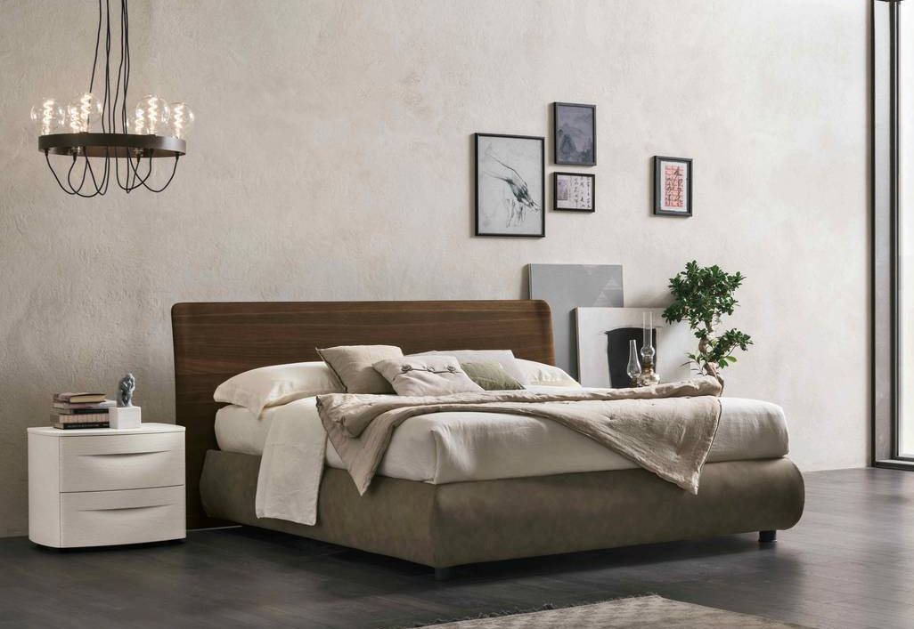 Ha una testiera realizzata in legno di rovere, che poggia direttamente a terra, con un profilo sottile  il letto contenitore Prado di Tomasella. La leggera curvatura garantisce il massimo comfort durante i momenti di lettura e relax. Misura L 200 x P 212,2 x H 101 cm. Prezzo a partire da 2.980 euro + IVA. www.tomasella.it Ha una testiera realizzata in legno di rovere, che poggia direttamente a terra, con un profilo sottile  il letto contenitore Prado di Tomasella. La leggera curvatura garantisce il massimo comfort durante i momenti di lettura e relax. Misura L 200 x P 212,2 x H 101 cm. Prezzo a partire da 2.980 euro + IVA. www.tomasella.it