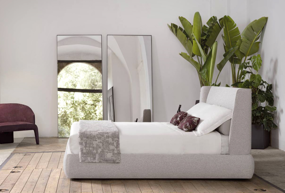 Il letto Victor di Conte è caratterizzato da una particolare testata avvolgente e da un giroletto in tessuto dotato di rete contenitore. Misura L 177 x P 214 x H 110 cm. Prezzo a partire da 4.781 euro. www.contecasa.it Il letto Victor di Conte è caratterizzato da una particolare testata avvolgente e da un giroletto in tessuto dotato di rete contenitore. Misura L 177 x P 214 x H 110 cm. Prezzo a partire da 4.781 euro. www.contecasa.it