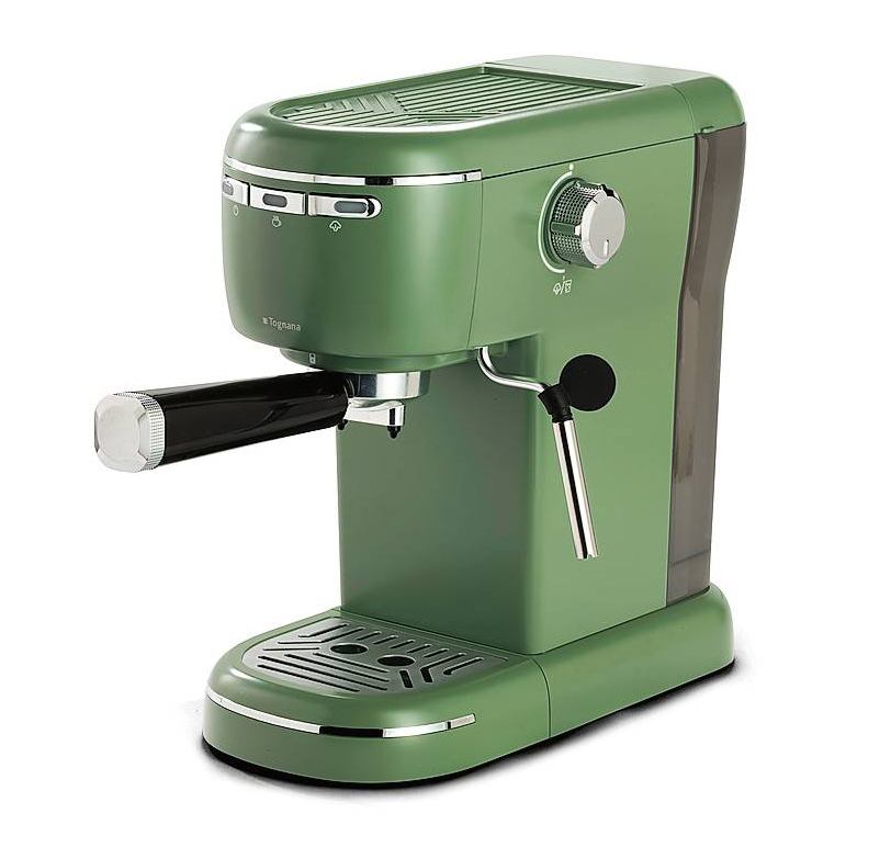 Design classico per la macchina da caffè della linea IRIDEA di Tognana, dagli accessori professionali e con base riscalda tazze. Anche rosso mela, costa 149,90 euro. www.tognana.com