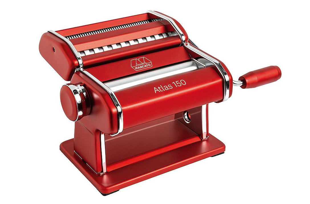Pasta fresca fatta in casa con ATLAS 150 di Marcato che permette di realizzare sfoglie per  lasagne, fettuccine, tagliolini e altri 12 formati di pasta grazie all’ampia gamma di accessori. In 6 colori o in acciaio cromato o ramato, costa 119,90 euro. www.marcato.it