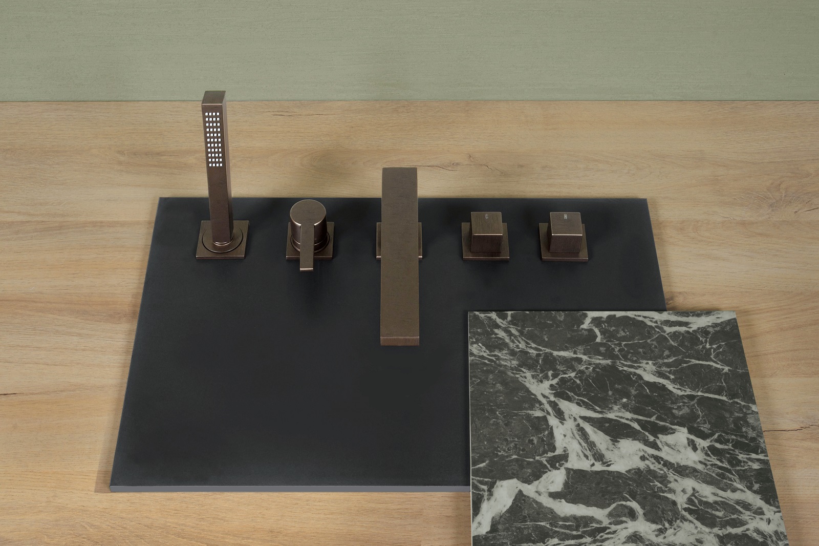 Ha linee squadrate il miscelatore bordo vasca completo di doccetta Kley 68 di Fir ha finitura spazzolata Deep Bronze. L’interasse della bocca di erogazione è di 20 cm. Prezzo, Iva esclusa, 2.998,20 euro. www.fir-italia.it Ha linee squadrate il miscelatore bordo vasca completo di doccetta Kley 68 di Fir ha finitura spazzolata Deep Bronze. L’interasse della bocca di erogazione è di 20 cm. Prezzo, Iva esclusa, 2.998,20 euro. www.fir-italia.it