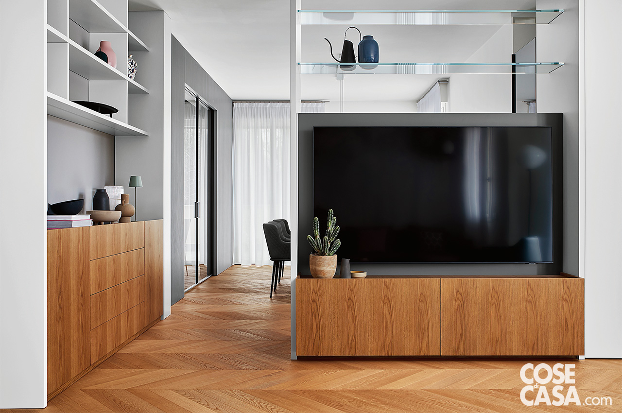 mobile bifacciale con tv dal lato soggiorno che divide il living in salotto e zona pranzo mobile bifacciale con tv dal lato soggiorno che divide il living in salotto e zona pranzo