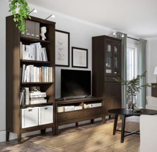 Una colorazione calda e uno stile classico per la composizione della serie IDANÄS di Ikea Italia che permette di sistemare la Tv, ma non solo. I cassetti e le ante si chiudono dolcemente e silenziosamente grazie alla chiusura ammortizzata; i ripiani regolabili permettono di adattare facilmente lo spazio in base alle diverse esigenze.  Misura L 325 x P 40 x H 211 cm. Prezzo 1.147 euro. www.ikea.com Una colorazione calda e uno stile classico per la composizione della serie IDANÄS di Ikea Italia che permette di sistemare la Tv, ma non solo. I cassetti e le ante si chiudono dolcemente e silenziosamente grazie alla chiusura ammortizzata; i ripiani regolabili permettono di adattare facilmente lo spazio in base alle diverse esigenze.  Misura L 325 x P 40 x H 211 cm. Prezzo 1.147 euro. www.ikea.com