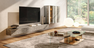 La parete attrezzata N.O.W. Wall Unit 2163 di Lago è composta da un lungo mobile Tv sospeso con la struttura e i frontali in XGlass lucido Titanio. I moduli laterali hanno le ante in Vetro Tortora e cocco lucido, XGlass Titanio lucido e i frontali in vetro fumé bronzo. Misura L 457,4 x P 40,6 x H 178 cm. Prezzo su richiesta. www.lago.it La parete attrezzata N.O.W. Wall Unit 2163 di Lago è composta da un lungo mobile Tv sospeso con la struttura e i frontali in XGlass lucido Titanio. I moduli laterali hanno le ante in Vetro Tortora e cocco lucido, XGlass Titanio lucido e i frontali in vetro fumé bronzo. Misura L 457,4 x P 40,6 x H 178 cm. Prezzo su richiesta. www.lago.it