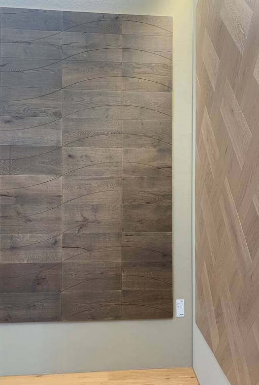 Parquet allo stand di Itlas al Cersaie 2024. A destra una versione chiara, a sinistra una più marrone. Parquet allo stand di Itlas al Cersaie 2024. A destra una versione chiara, a sinistra una più marrone.