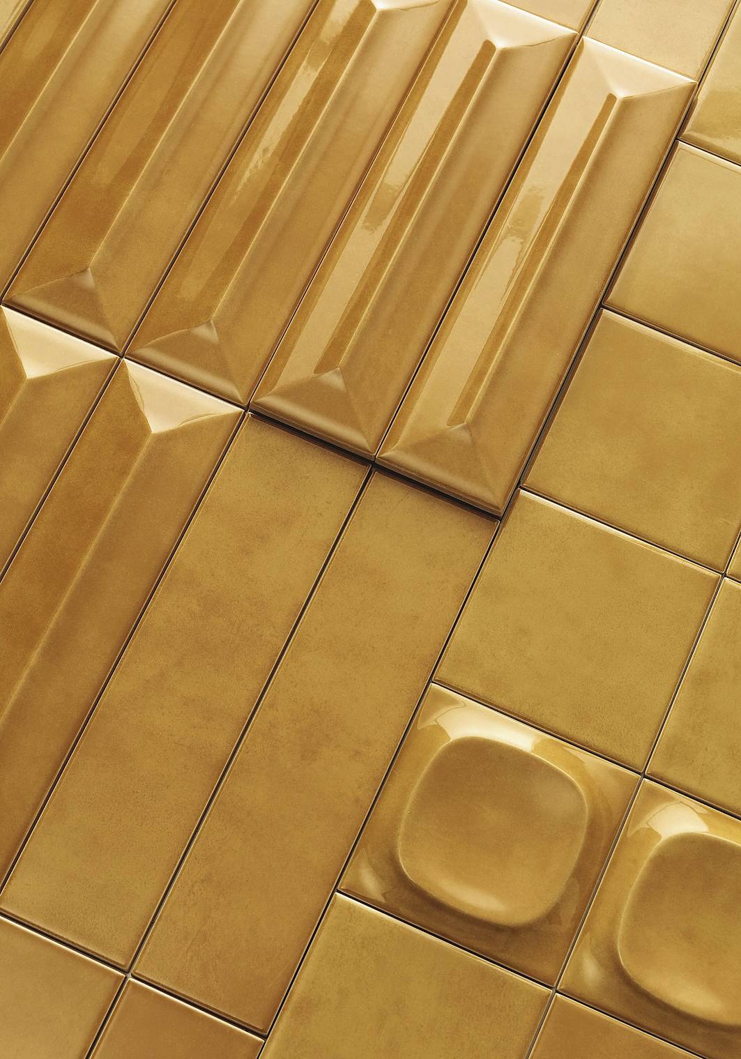 Inno agli anni '70,
Pop di Sartoria, brand
di Terratinta Group, ha superfici lisce e a rilievo
ed è declinata in 2 formati e 9 nuance (qui Ocra).
Costa 70 euro al mq. www.terratintagroup.com