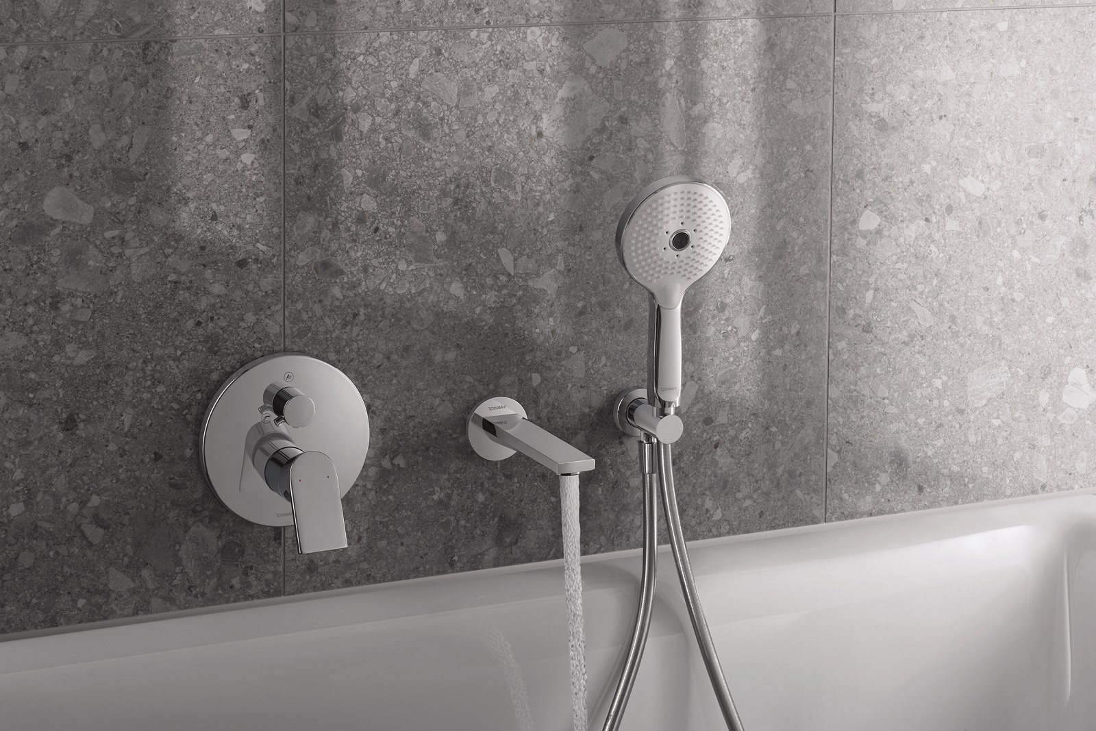 Ha finitura cromo lucido il miscelatore monocomando vasca a incasso della serie Tulum di Duravit, disegnata da Philippe Starck, con deviatore per 2 utenze (bocca erogazione vasca e doccetta). Misura L 17 x H 8,6 cm. Prezzo 376 euro; prezzo del corpo incasso 305 euro. Della stessa serie fanno parte la bocca di erogazione e la doccetta nella stessa finitura cromo. La bocca di erogazione vasca lunga 17,1 cm ha una portata di 32 l/min. Prezzo 169 euro. La doccetta 3jet Click! ha 3 tipi di getto (Rain, Pulse, Mono) e portata da 14 l/min. Prezzo con raccordo per flessibile e flessibile lungo 125 cm 130 euro. www.duravit.it Ha finitura cromo lucido il miscelatore monocomando vasca a incasso della serie Tulum di Duravit, disegnata da Philippe Starck, con deviatore per 2 utenze (bocca erogazione vasca e doccetta). Misura L 17 x H 8,6 cm. Prezzo 376 euro; prezzo del corpo incasso 305 euro. Della stessa serie fanno parte la bocca di erogazione e la doccetta nella stessa finitura cromo. La bocca di erogazione vasca lunga 17,1 cm ha una portata di 32 l/min. Prezzo 169 euro. La doccetta 3jet Click! ha 3 tipi di getto (Rain, Pulse, Mono) e portata da 14 l/min. Prezzo con raccordo per flessibile e flessibile lungo 125 cm 130 euro. www.duravit.it