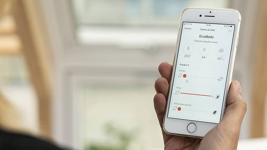 I sistemi smart di Velux gestiscono le finestre per tetti in modo da incrementare benessere e salubrità, in termini di luce naturale e di aerazione. Velux Touch raggruppa tutti i prodotti motorizzati sotto un unico comando a distanza e include la possibilità di creare due scenari, per ventilare la stanza oppure chiudere tutto prima di uscire. L’App Control consente invece apertura e chiusura di finestre, tende e tapparelle con comando vocale o smartphone. Costa 120,78 euro. www.velux.it I sistemi smart di Velux gestiscono le finestre per tetti in modo da incrementare benessere e salubrità, in termini di luce naturale e di aerazione. Velux Touch raggruppa tutti i prodotti motorizzati sotto un unico comando a distanza e include la possibilità di creare due scenari, per ventilare la stanza oppure chiudere tutto prima di uscire. L’App Control consente invece apertura e chiusura di finestre, tende e tapparelle con comando vocale o smartphone. Costa 120,78 euro. www.velux.it