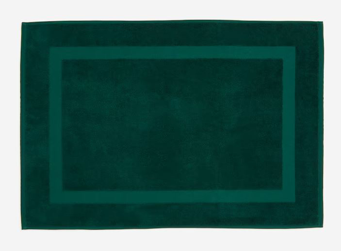 Tappeto bagno Velour di H&M Home in cotone verde scuro. www.hm.com Tappeto bagno Velour di H&M Home in cotone verde scuro. www.hm.com