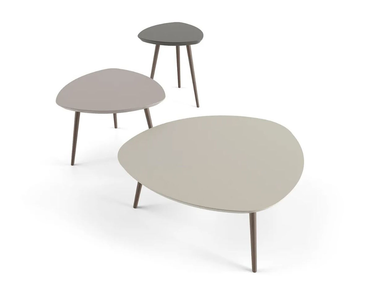 Tavolini Gocce di Doimo Salotti con piano triangolare in MDF laccato e tre gambe in legno massello. www.doimosalotti.it Tavolini Gocce di Doimo Salotti con piano triangolare in MDF laccato e tre gambe in legno massello. www.doimosalotti.it