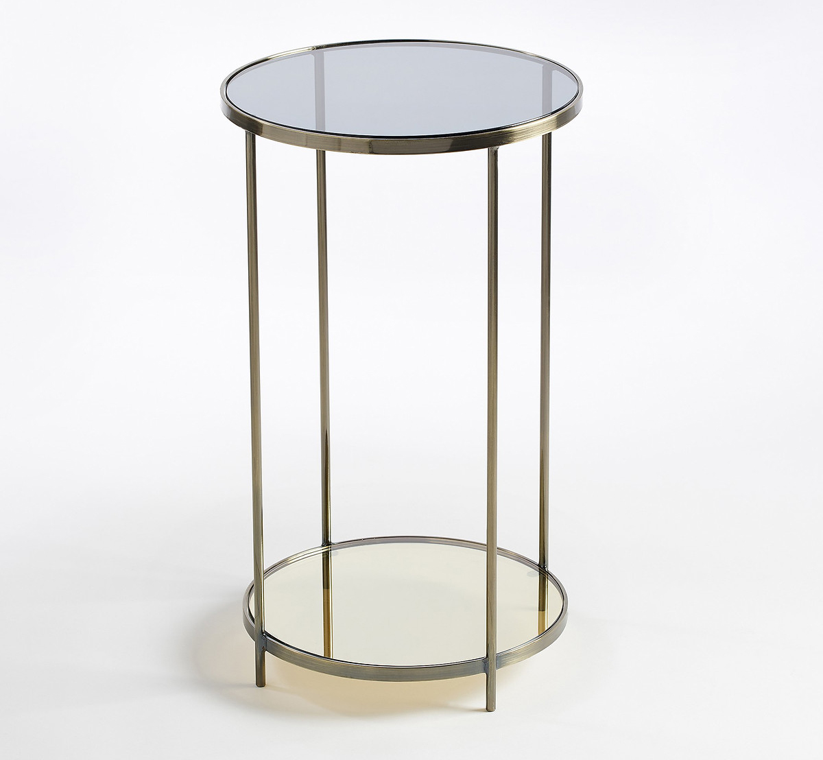 Tavolino rotondo Ulupna di La Redoute in ottone invecchiato e vetro fumé. www.laredoute.it Tavolino rotondo Ulupna di La Redoute in ottone invecchiato e vetro fumé. www.laredoute.it