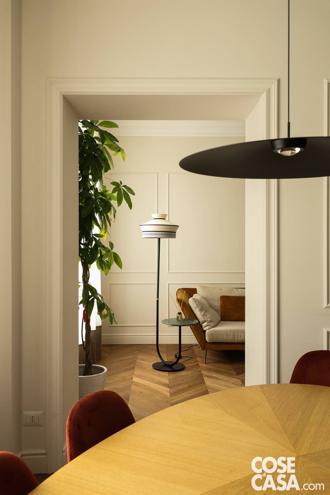 Appartamento milanese particolare lampada e divano