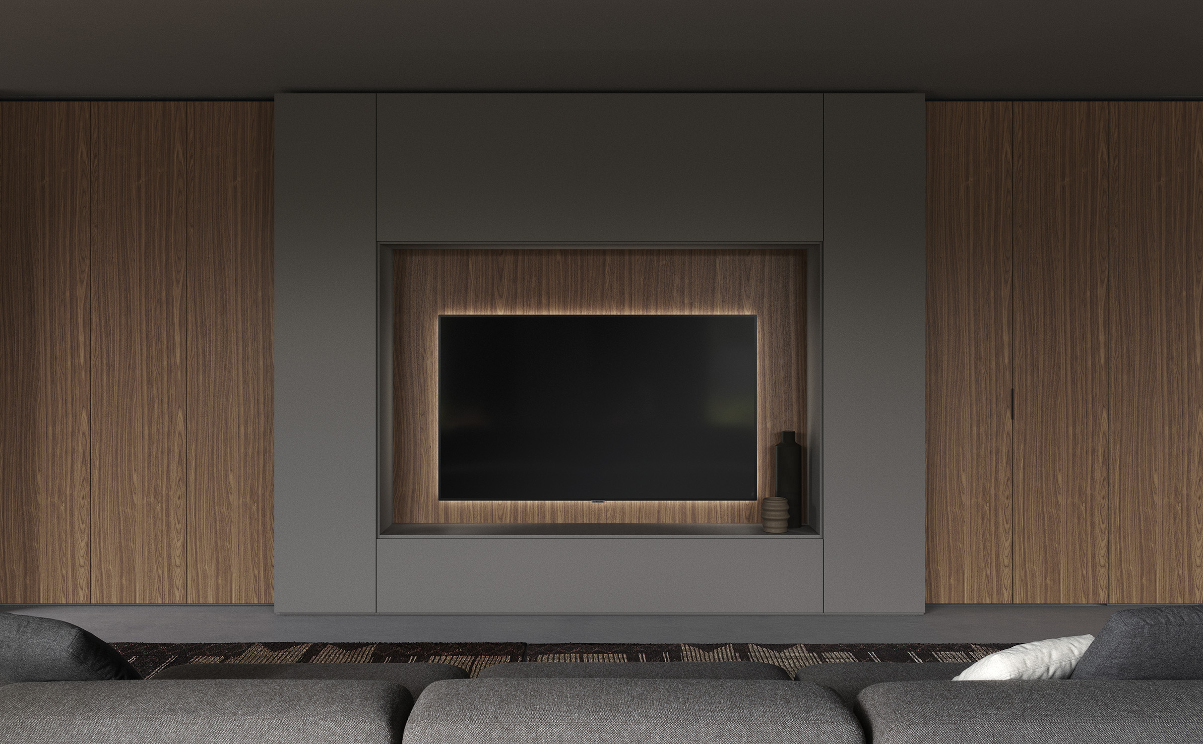 I moduli Freedhome in laccato opaco, più profondi e capienti, incorniciano lo schermo TV e spiccano sulla parete in noce.