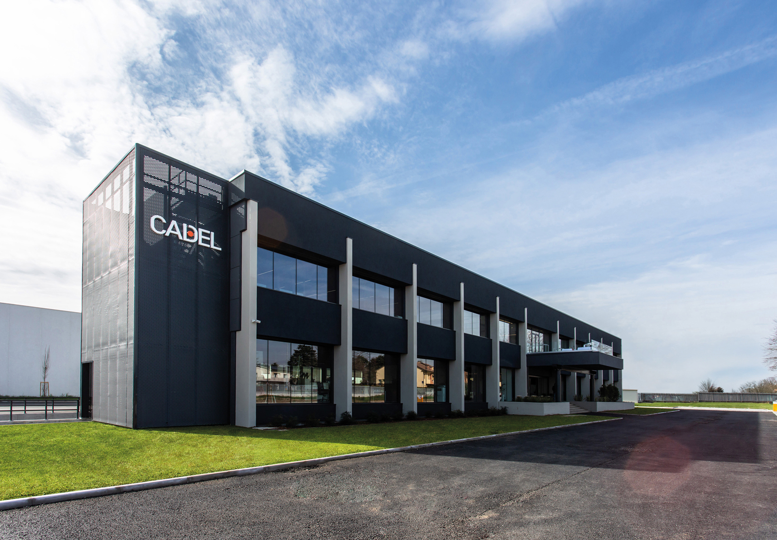 Cadel, sul mercato da oltre 60 anni, è entrata a far parte nel 2013 del Guppo MCZ, riconosciuto come uno dei principali attori europei nel settore del riscaldamento a biomassa.