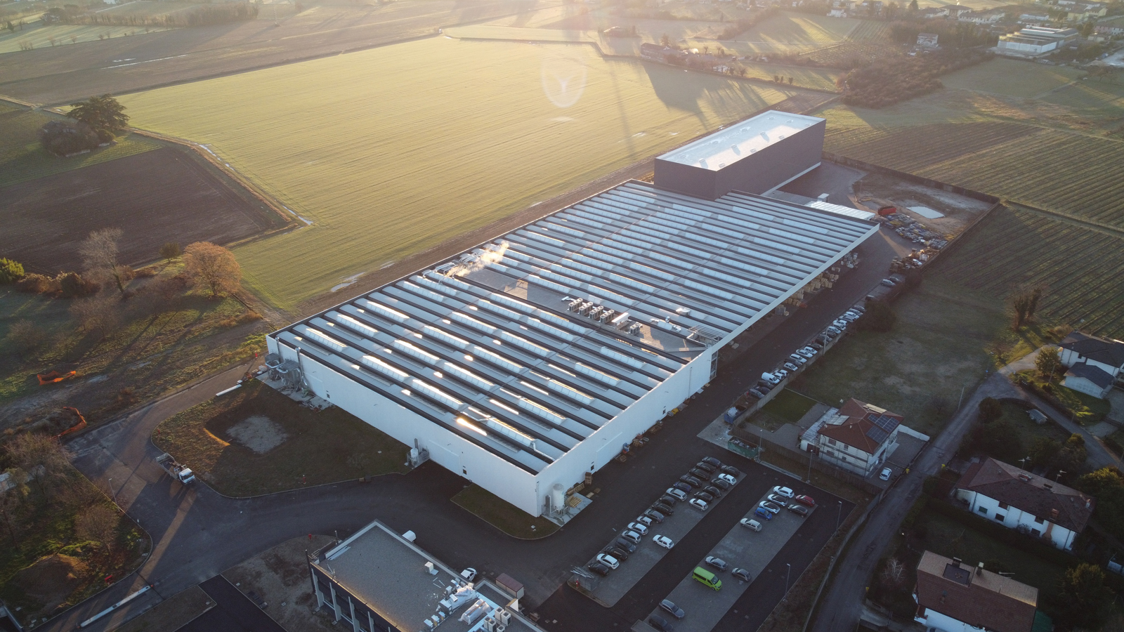 Tutte le stufe Cadel sono Made in Italy, realizzate nello stabilimento di Santa Lucia di Piave a Treviso. Un impianto 4.0 inaugurato nel 2023 che copre una superficie di 15.000 mq e comprende 3000 mq di magazzino automatico, 10 linee di produzione e 7 di finitura. Tutto il processo produttivo si svolge in un unico sito, che gode inoltre di una buona autonomia energetica grazie ad un parco fotovoltaico da 400 kw.