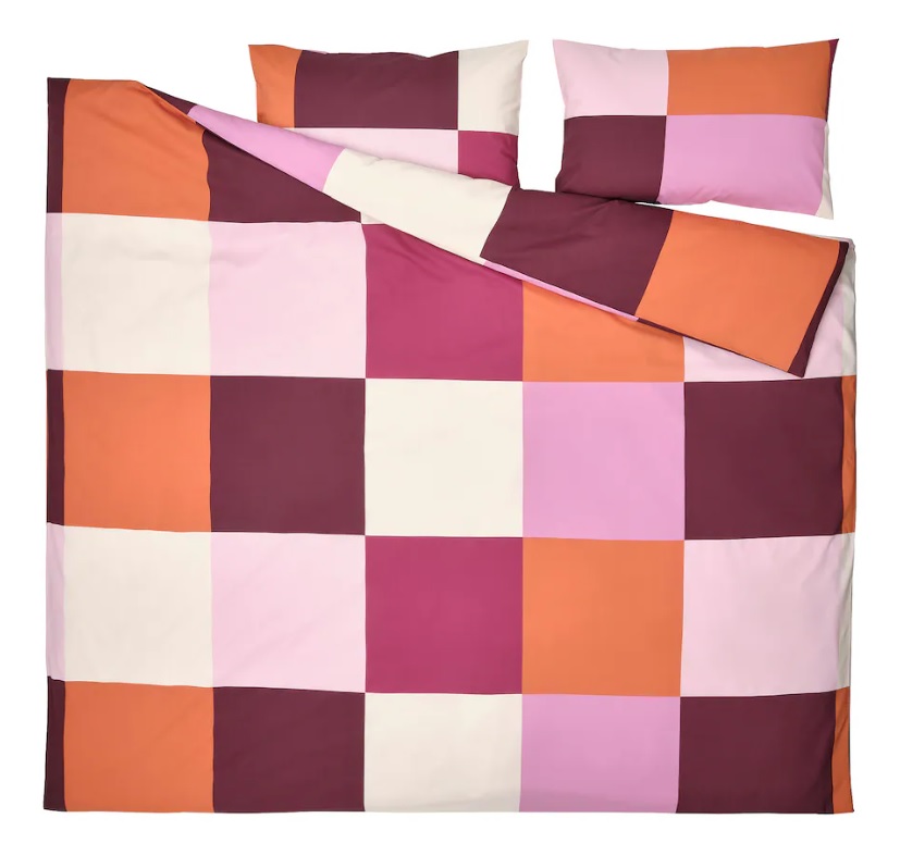 Un tocco di magenta anche in camera da letto con il copripiumino Brunkrissla di Ikea, completo di due federe. Nel suo motivo a quadri, il magenta si abbina al rosa, all'arancione e al color prugna. Prezzo 29.95 euro. www.ikea.it