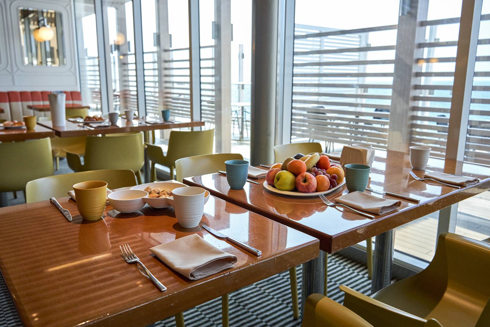 Bicchieri coll. Tierra di F.lli Guzzini ricavati da plastica riciclata.