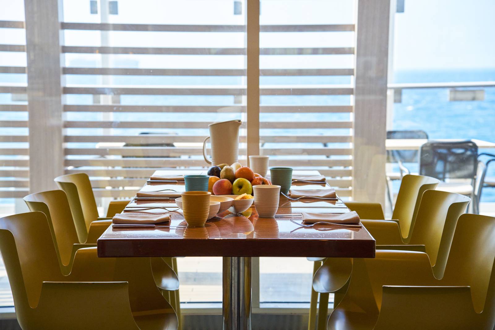 Bicchieri coll. Tierra di F.lli Guzzini ricavati da plastica riciclata.