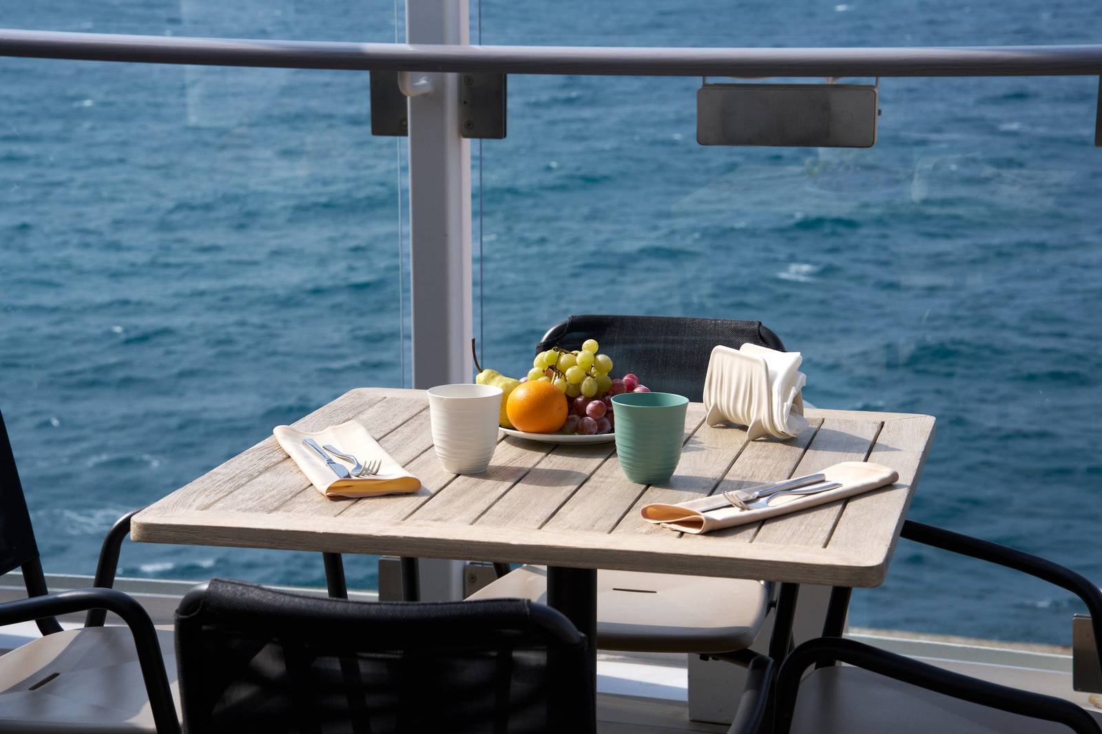 Bicchieri coll. Tierra di F.lli Guzzini ricavati da plastica riciclata.