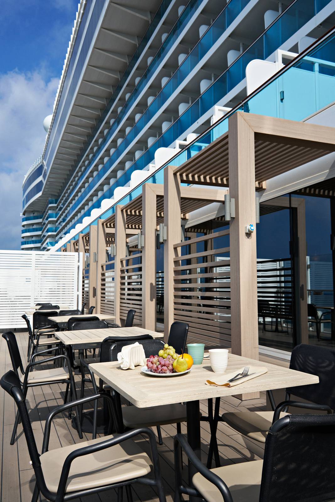 Bicchieri coll. Tierra di F.lli Guzzini ricavati da plastica riciclata.