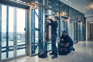 Kone tecnici al lavoro