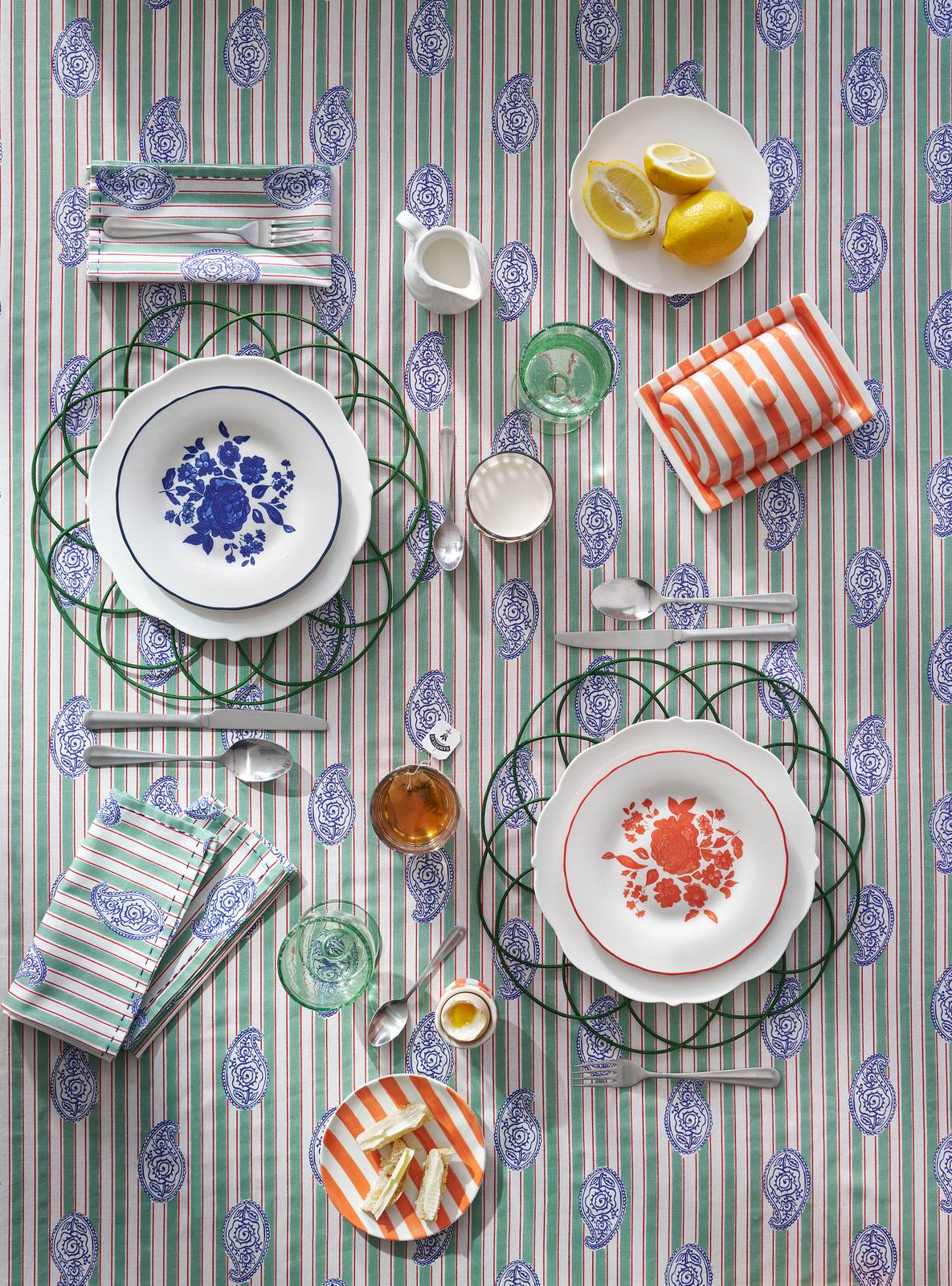 Tavola apparecchiata con piatti diversi di La Redoute Tavola apparecchiata con piatti diversi di La Redoute