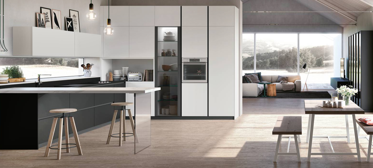 Configurazione a ferro di cavallo per la cucina completa che sfrutta lo spazio al centimetro, anche sopra e sotto la finestra. Interamente certificata FSC®, Metropolis di Stosa ha scocche certificate Carb P2, ricavate da pannelli a bassissimo contenuto di formaldeide. È in Pet Bianco Assoluto opaco e Pet Nero opaco con top in Fenix Nero Ingo. Un modulo base da 60 cm prezzo a partire da 189 euro + IVA. http://www.stosa.it