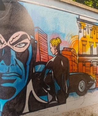 Murale realizzato dalle fumettiste-editrici Angela e Luciana Giussani nel parco di Piazza Grandi (foto di Andrea Doretti) Murale realizzato dalle fumettiste-editrici Angela e Luciana Giussani nel parco di Piazza Grandi (foto di Andrea Doretti)