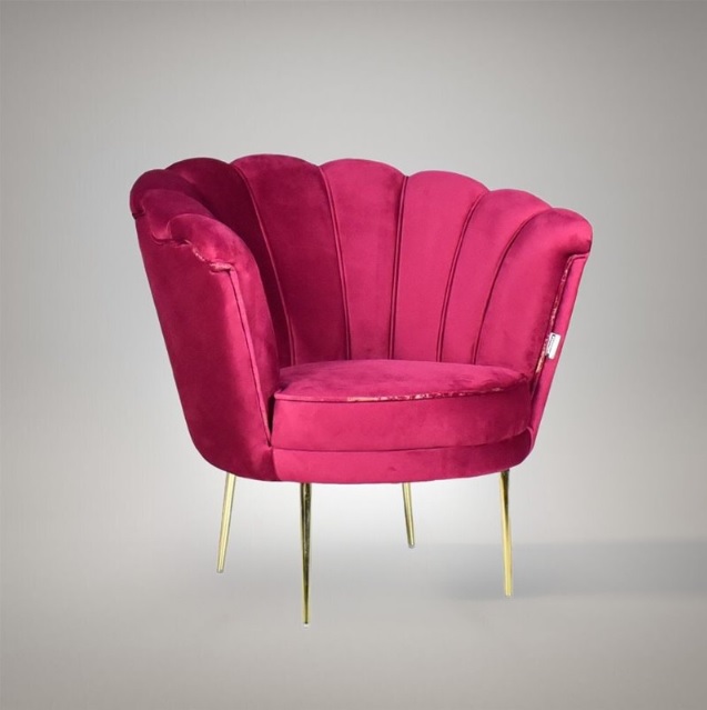 La poltrona a conchiglia Orel, rivestita in velluto color magenta e con piedi color oro, èun pezzo d'arredamento capace di aggiungere un tocco raffinato a qualsiasi ambiente. È ideale per creare un angolo relax accogliente e chic in salotto, in camera da letto o nello studio. Prezzo 204 euro. www.toscohome.it