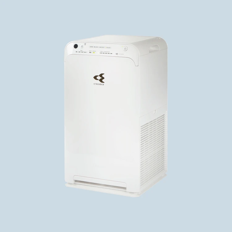 Grazie alla tecnologia Streamer™, il purificatore d’aria MC55W di Daikin decompone e neutralizza inquinanti come virus, batteri e allergeni. Il filtro Hepa offre prestazioni straordinarie grazie al suo design che non solo filtra, ma intrappola e decompone le polveri sottili e ultrasottili. Il sensore attivo nella modalità automatica, monitora costantemente la qualità dell'aria e si attiva quando necessario per garantire la sicurezza di un'aria pura in ogni istante. Ha flusso d’aria fino a 330 mc/h. Misura L 27 x P 27 x H 50 cm. Prezzo 299 euro. www.daikin.it Grazie alla tecnologia Streamer™, il purificatore d’aria MC55W di Daikin decompone e neutralizza inquinanti come virus, batteri e allergeni. Il filtro Hepa offre prestazioni straordinarie grazie al suo design che non solo filtra, ma intrappola e decompone le polveri sottili e ultrasottili. Il sensore attivo nella modalità automatica, monitora costantemente la qualità dell'aria e si attiva quando necessario per garantire la sicurezza di un'aria pura in ogni istante. Ha flusso d’aria fino a 330 mc/h. Misura L 27 x P 27 x H 50 cm. Prezzo 299 euro. www.daikin.it