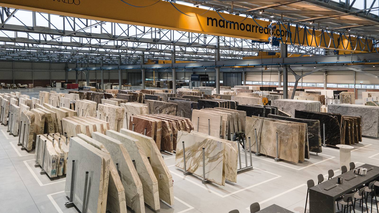 Marmo Arredo Stone Gallery di Scapin Group: interno dell'hub