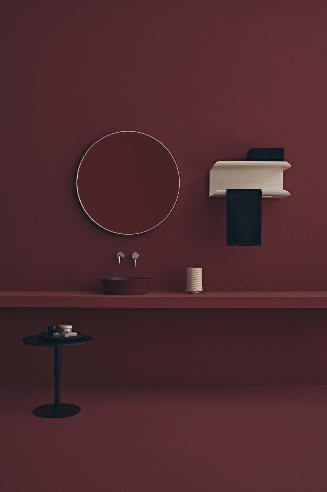 JJ di Tubes riscalda le salviette, spento è una mensola per appoggiare le salviette o riporre piccoli oggetti per la toletta. È alimentato elettricamente: il basso voltaggio (24 volt) consente di installarlo anche in ambienti umidi e in prossimità dell’acqua, come in una doccia walk-in o sopra una vasca, per avere l’asciugamano sempre a portata di mano. Misura L 60 x P 22 x H 29,2 cm. Prezzo 1.100 euro. www.tubesradiatori.com