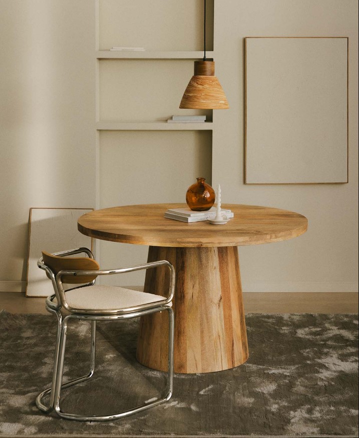 Il tavolo da pranzo in legno di mango Doran conserva tutta la naturale eleganza del legno. Questo tavolo rotondo aiuterà a sfruttare al meglio il soggiorno o la sala da pranzo, adattandosi a tutti gli angoli e gli spazi che lo circondano. Misura ø 120 cm. Prezzo 449,95 euro. www.themasie.com Il tavolo da pranzo in legno di mango Doran conserva tutta la naturale eleganza del legno. Questo tavolo rotondo aiuterà a sfruttare al meglio il soggiorno o la sala da pranzo, adattandosi a tutti gli angoli e gli spazi che lo circondano. Misura ø 120 cm. Prezzo 449,95 euro. www.themasie.com