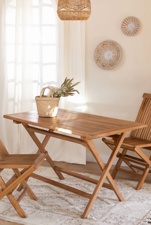 Il tavolo Pira pieghevole di Sklum è un tavolo da pranzo rettangolare dal design classico e ricercato.
Realizzato in legno di teak robusto e resistente, si distingue per le sue linee sobrie che lo rendono adatto per soggiorni, sale da pranzo o cucine. È inoltre un prodotto versatile: il tavolo può infatti essere facilmente piegato per essere riposto rimuovendo le viti che fungono da fermo. Misure 120 x 70 cm. Prezzo 164,95 euro. www.sklum.com Il tavolo Pira pieghevole di Sklum è un tavolo da pranzo rettangolare dal design classico e ricercato.
Realizzato in legno di teak robusto e resistente, si distingue per le sue linee sobrie che lo rendono adatto per soggiorni, sale da pranzo o cucine. È inoltre un prodotto versatile: il tavolo può infatti essere facilmente piegato per essere riposto rimuovendo le viti che fungono da fermo. Misure 120 x 70 cm. Prezzo 164,95 euro. www.sklum.com