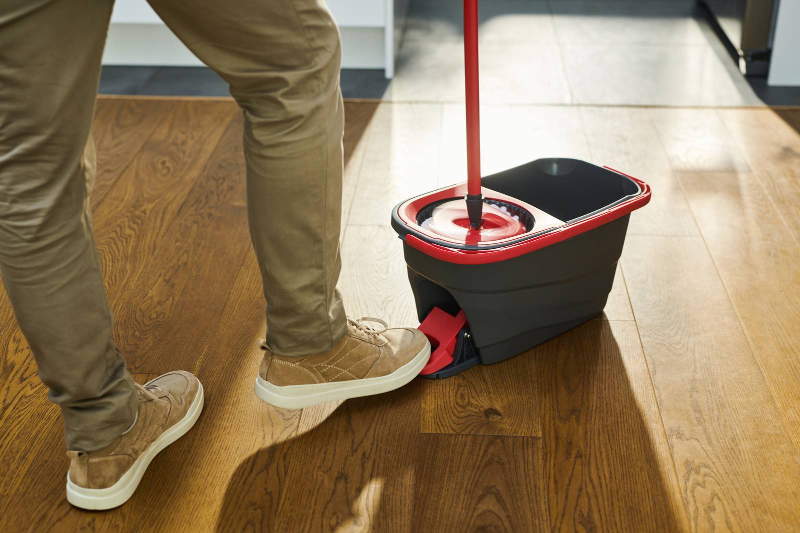 Sistema lavapavimenti Vileda Turbo Smart: secchio con meccanismo integrato di strizzatura a pedale.